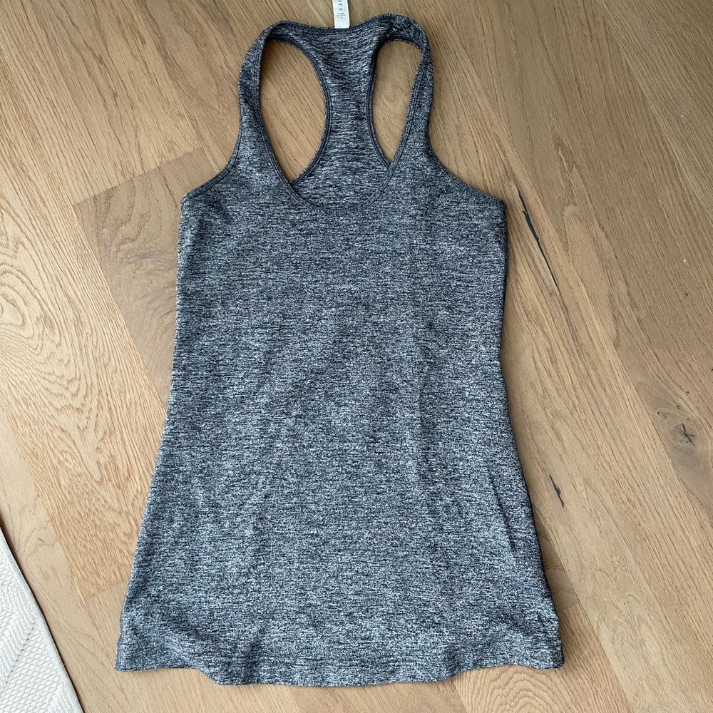 LIKE NEW! Lululemon Tank size 6 (heather grey)